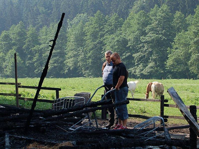 Vyšetřovatelé na místě. Hasiči i policisté zjišťovali příčiny požáru a odebrali vzorky na expertízu.