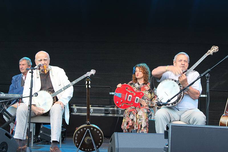 V rámci Karlovarského kulturního léta 2020 vystoupil Banjo Band Ivana Mládka.