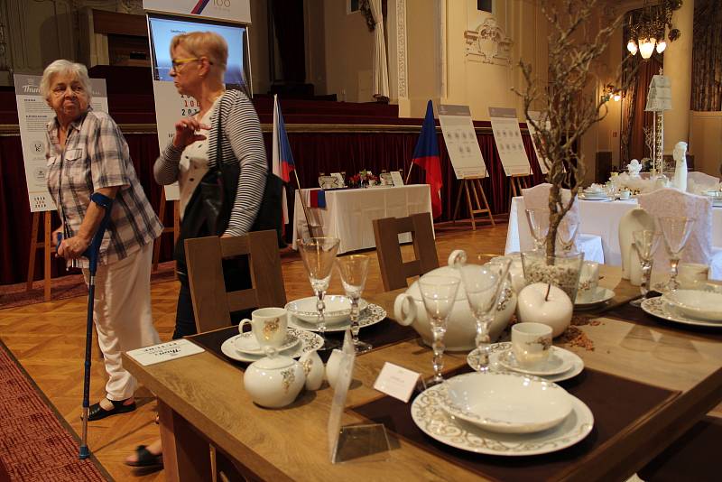 Porcelán i folklor láká stovky lidí.