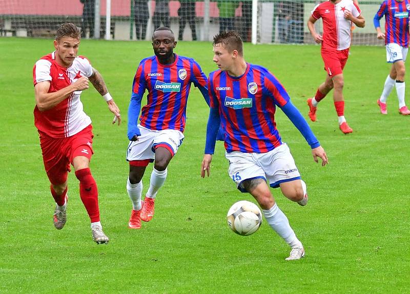 Západočeské derby přetavila v tříbodový zisk karlovarská Slavia, která porazila rezervu Viktorie Plzeň posilněnou o několik hráčů ligového A-týmu 1:0.