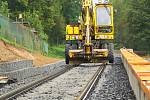 Celkem 14 milionů korun bude stát nová železniční zastávka v Karlových Varech – Tuhnicích. Stavební práce jsou v plném proudu. Hotovo bude před začátkem platnosti nového grafikonu na začátku letošního prosince.