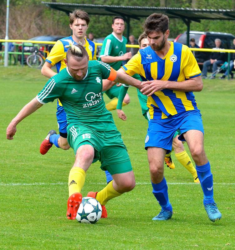 První jarní krajské derby bylo o víkendu na programu na dvorském stadionu, kde tvrdili roli favorita hráči v trikotech karlovarského 1.FC, kterým se postavila do cesty fotbalová družina Mariánských Lázní (ve žlutém). Právě Mariánské Lázně na půdě favorita