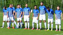 Ostrovský FK (v modrém) si připsal na účet velmi cennou výhru, když v derby pokořil karlovarský 1.FC (v zeleném) v poměru 3:2.