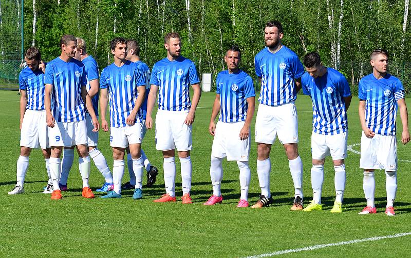 Ostrovský FK (v modrém) si připsal na účet velmi cennou výhru, když v derby pokořil karlovarský 1.FC (v zeleném) v poměru 3:2.