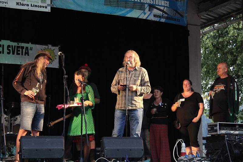 Milovníci folku a country muziky se opět sešli v městských sadech v Kraslicích na festiválku Na konci světa. Tentokrát nechyběl ani křest nového CD skupiny Alison.