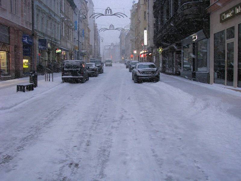 Rychlostní silnice R6 byla v pondělí ráno pod sněhem a obtížně sjízdná. Ještě hůře na tom byly ostatní silnice v regionu. Sníh zasypal i města.