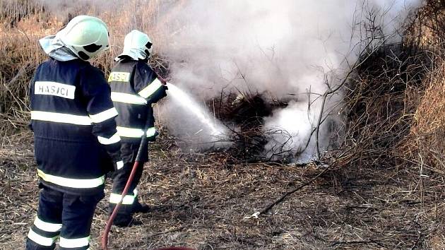 Letos měli hasiči nebývale vysoký počet výjezdů k požárům trávy a porostů.