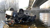 DOPRAVNÍ NEHODA, při které řidička spadla se svým autem z mostu do řeky Ohře. Stala se včera ráno a mladá žena vyvázla jen s odřeninami.