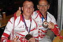 Medailisté z Korutan. Nejúspěšnějšími členy karlovarské výpravy na Xterra Austria 2009 byli v korutanském Klopeiner See v kategorii do 24 let bronzový Lubomír Bachura (vlevo) a Pavel Santo, který vybojoval titul mistra Evropy masters do 49 let.