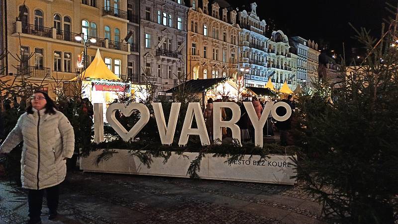 Letošní vánoční trhy v Karlových Varech spojuje opět s hotelem Thermalem světelná promenáda.