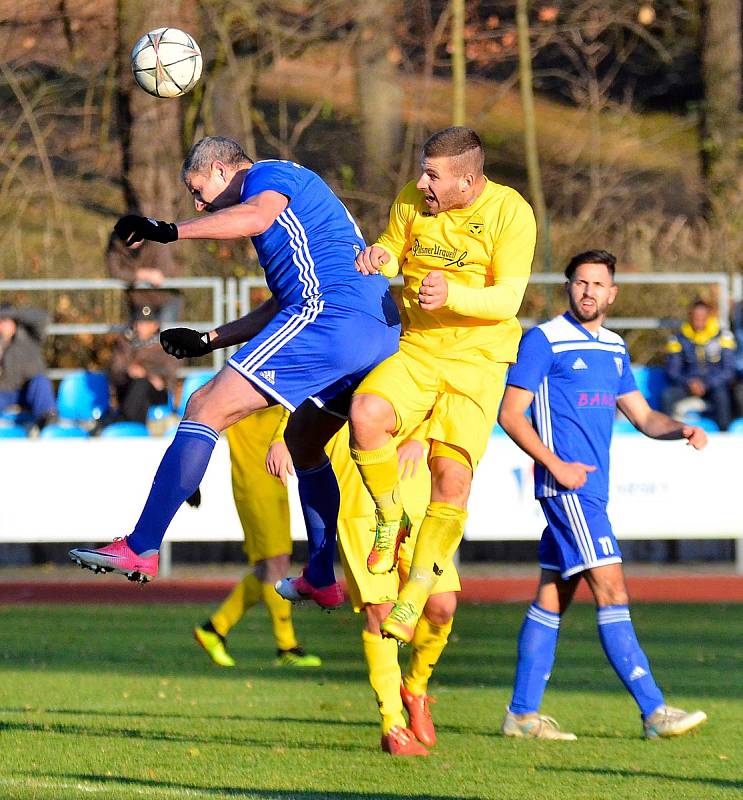 Důležitou výhru urvali hráči Mariánských Lázní (ve žlutém), kteří udolali Soběslav 4:3.