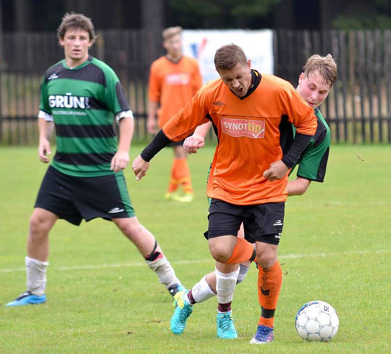 Souboj nováčků jasně vyzněl v úvodním kole okresního přeboru pro Toužim B (v oranžovém), která porazila Pernink vysoko 6:1.