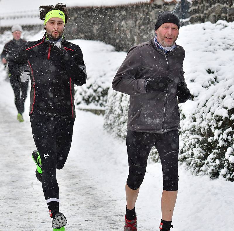 Dvanáctým dílem pokračoval o víkendu 20. ročník Zimního běžeckého poháru Kadaň. Tentokrát čekal závodníky, kterých se sešlo na startovním roštu 186, desetikilometrový Běh historickou Kadaní.