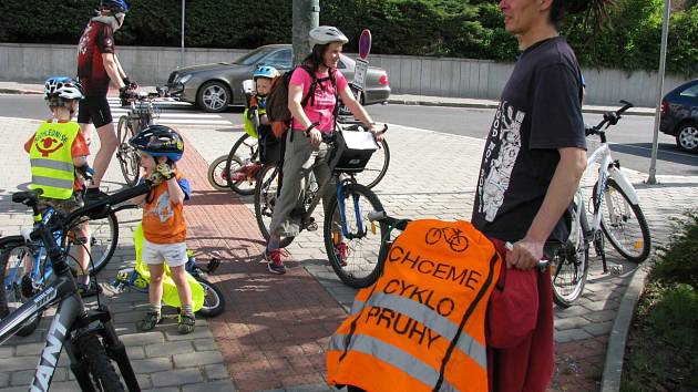 NA POTŘEBU ZLEPŠIT podmínky pro cyklisty v Karlových Varech se snaží upozornit skupina aktivistů Cyklojízdami.