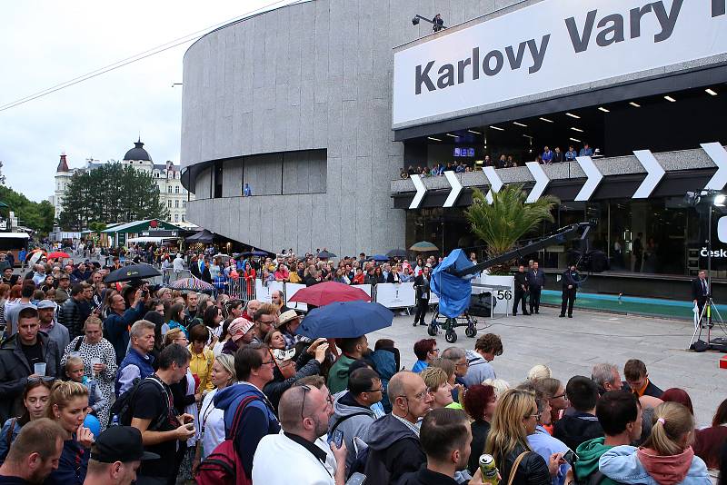 Příjezdem hostů na červený koberec hotelu Thermal začal 56. ročník Mezinárodního filmového festivalu Karlovy Vary.