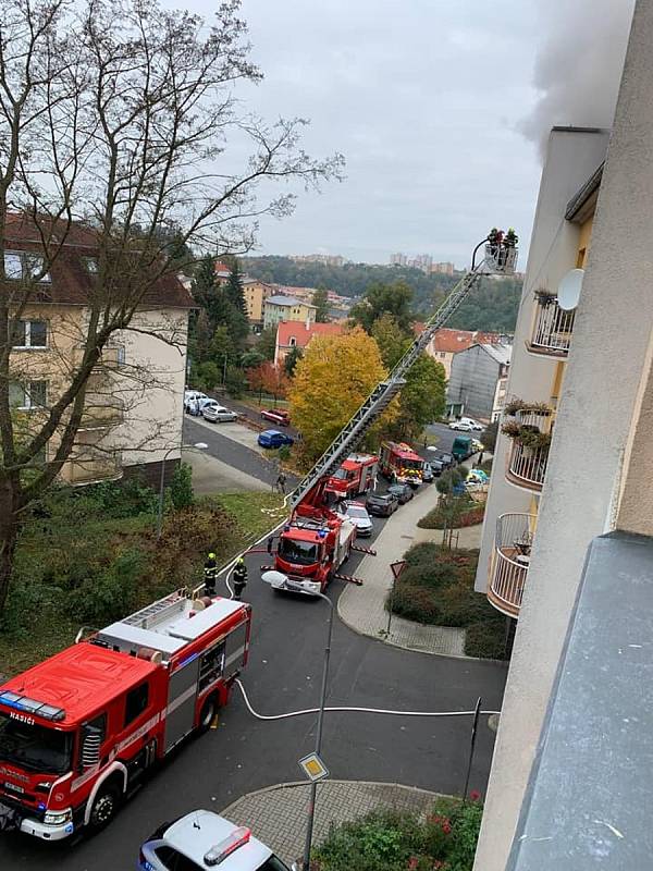 Hasiči zasahují v karlovarské části Drahovice u požáru bytu v posledním patře bytového domu.