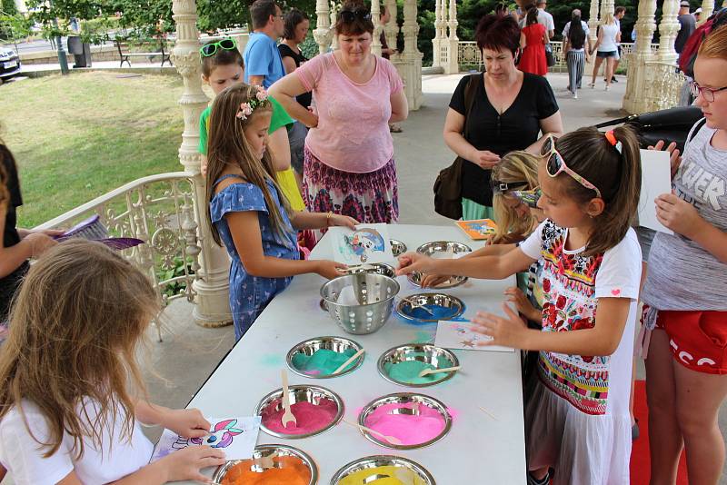 Roztančený festival v krajské režii přilákal stovky lidí.