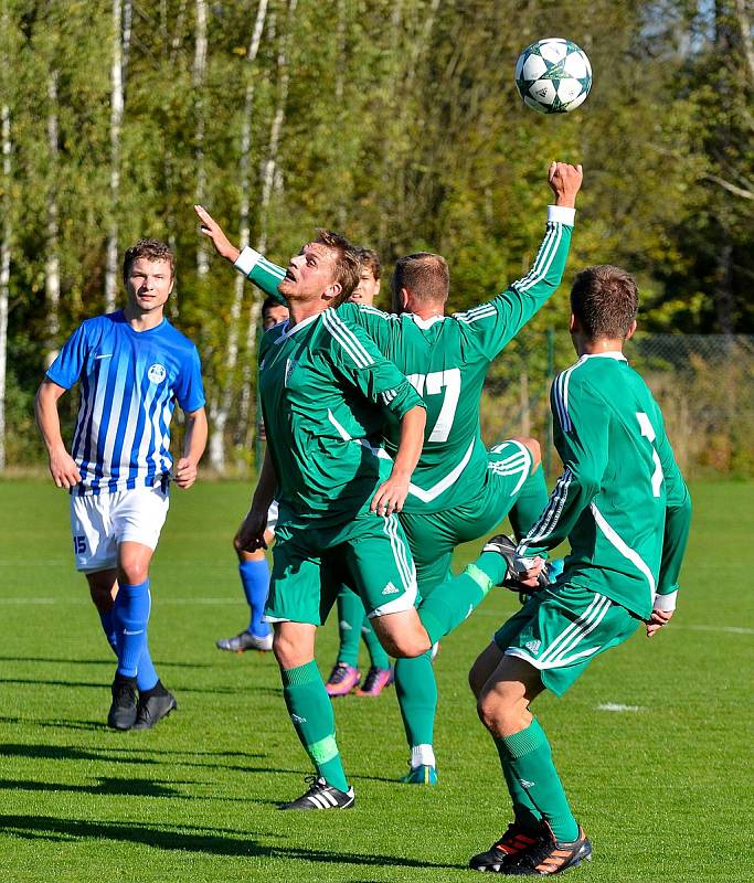 Fotbalisté Ostrova (v modrém) nestačili překvapivě na svém stadionu na tým rakovnického Tatranu, které podlehli 1:3.