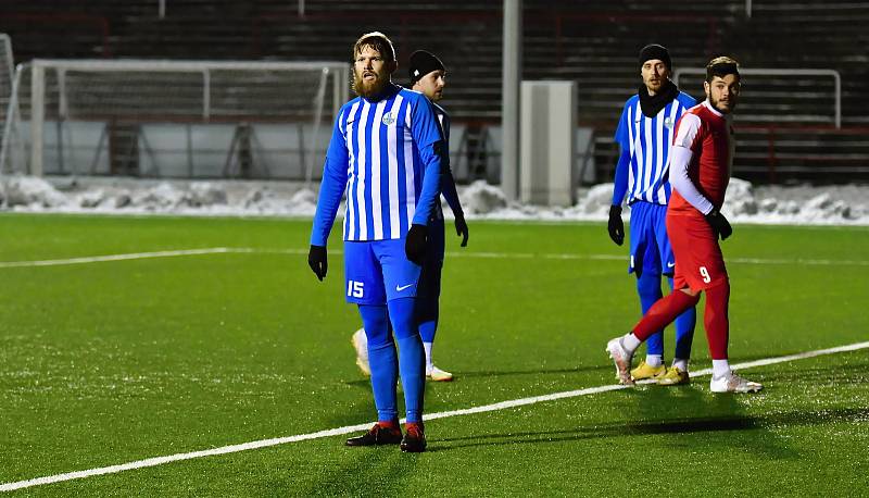 První utkání v rámci zimní přípravy mají úspěšně za sebou fotbalisté třetiligové karlovarské Slavie, kteří porazili Ostrov vysoko 8:2.
