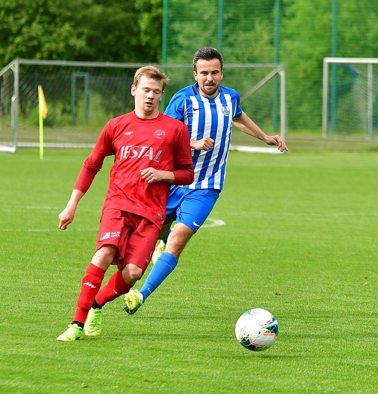 Deset branek padlo v souboji Ostrova s Perštejnem, když nakonec dosáhl na vítězství 6:4 favorizovaný Ostrov (v modrobílém).