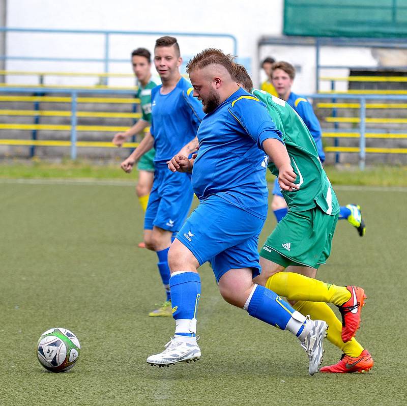 Karlovarské 1.FC (v zeleném) ovládlo krajský přebor dorostu, když v závěrečném kole završilo soutěž výhrou 7:1 nad Sedlecem (v modrém).