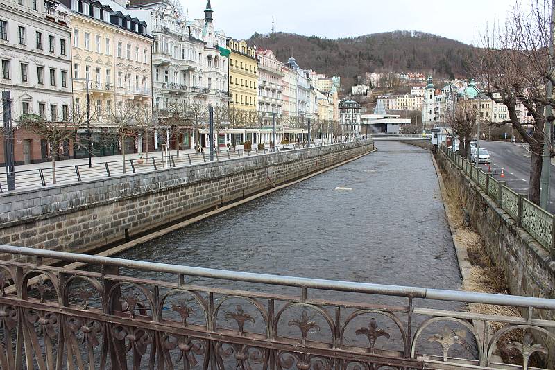 Prázdné ulice v lázeňském centru poblíž hotelu Pupp.