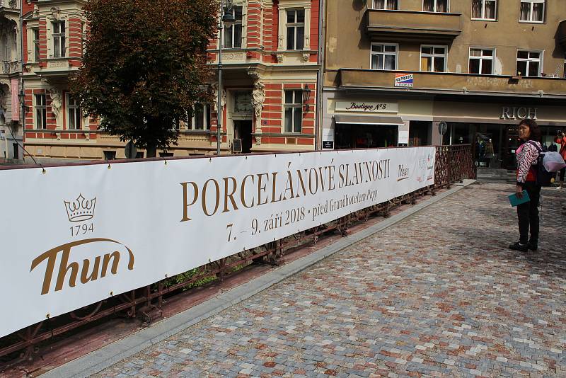 Porcelán i folklor láká stovky lidí.