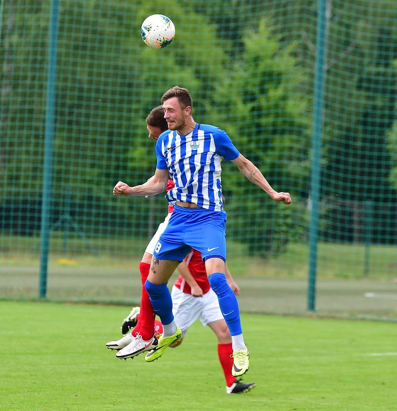 Fotbalisté Ostrova remizovali v předposledním kole s Českým Brodem 1:1, ale na záchranu v soutěži to nestačilo, jelikož Slaný obstál v derby s Kladnem, a definitivně tak ukončil šance ostrovského výběru na záchranu v divizní soutěži.