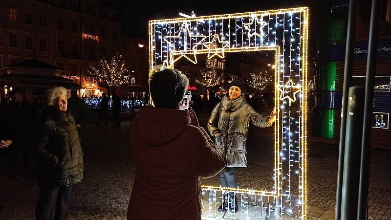 Letošní vánoční trhy v Karlových Varech spojuje opět s hotelem Thermalem světelná promenáda.