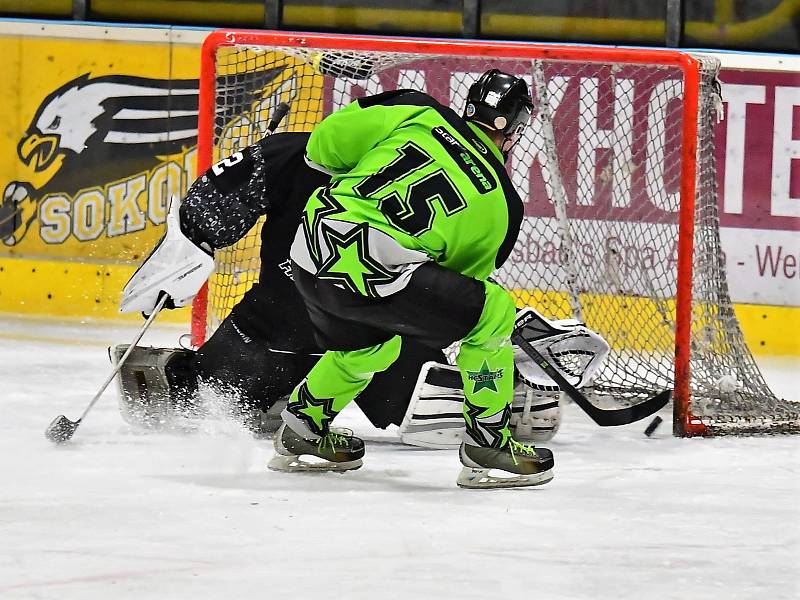 Play off Kynšperského poháru: Falcons Sokolov (v černém) - Stars Chodov