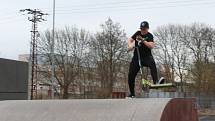 Ostrovský skatepark je opět otevřený. V sobotu zde dováděli kluci na koloběžkách.