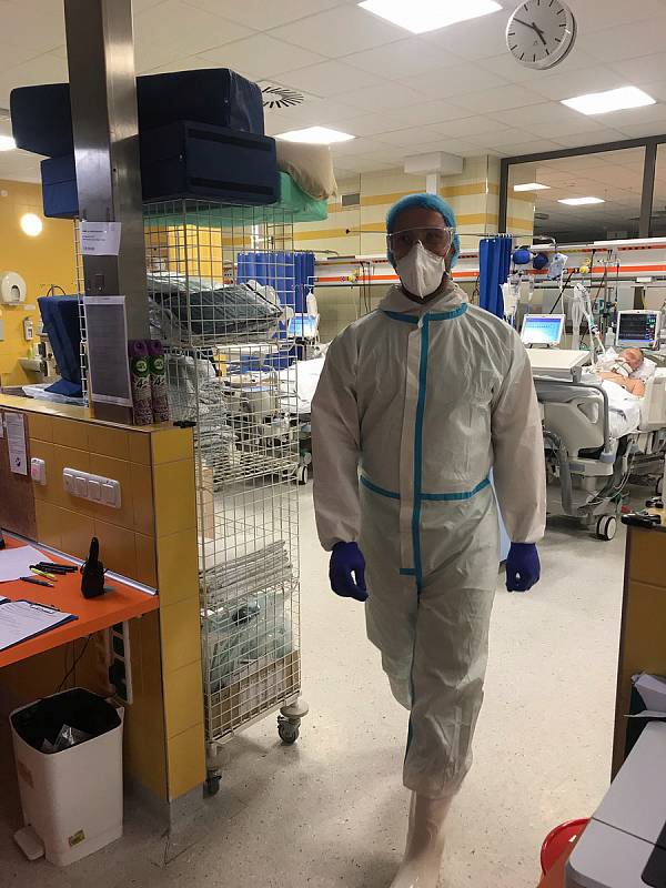 Maskáče vyměnil za ochranný oblek. Četař Pavel Nedorost aktuálně pomáhá na jednotce ARO v karlovarské nemocnici. Foto: 25. protiletadlový raketový pluk