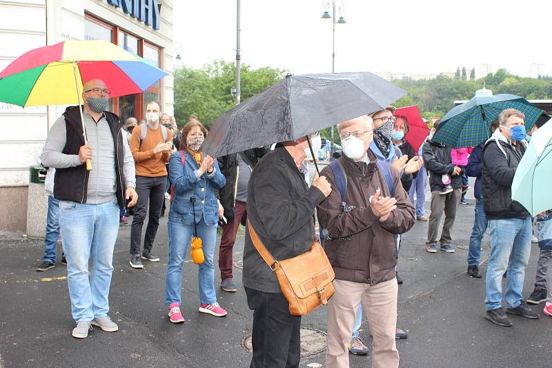 Také v Karlových Varech se lidé připojili k protestním akcím proti premiéru Andreji Babišovi.