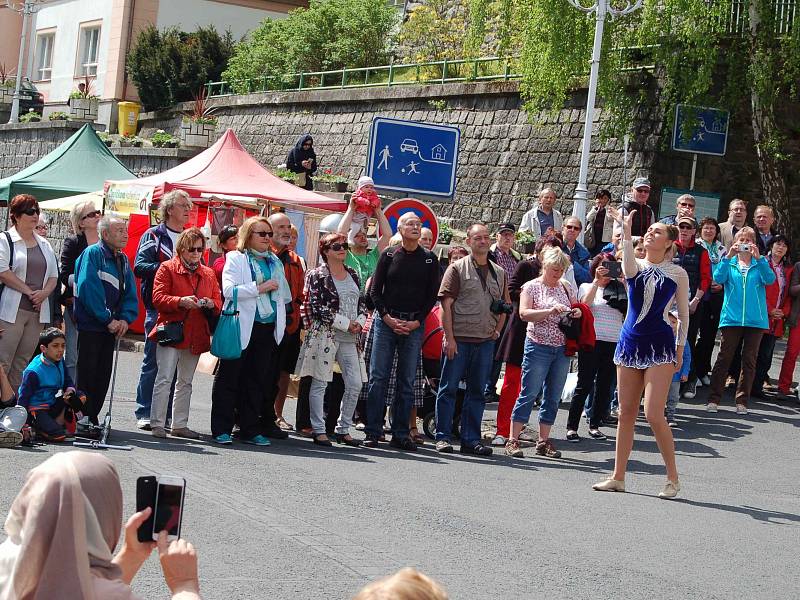 PESTRÝ PROGRAM. Letošní lázeňskou sezonu v Léčebných lázních Jáchymov zahájila nejen hudba a tanec, ale diváky potěšilo i skvělé vystoupení ostrovských mažoretek. Oslavy se konaly po celý víkend.