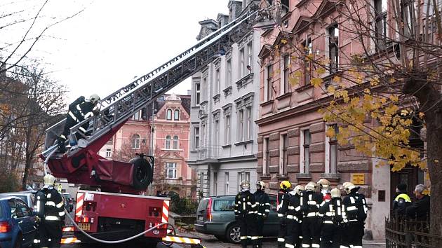 POŽÁR v druhém patře obytného domu hasily čtyři hasičské sbory. 