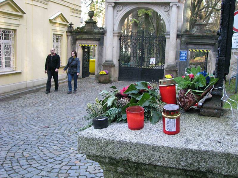 Památku zesnulých si na hřbitovech v regionu připomenuly stovky lidí.