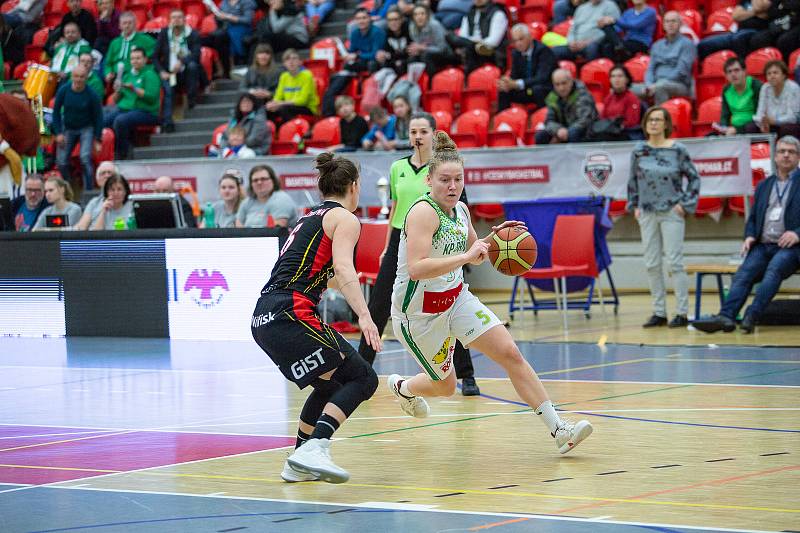 Finálový zápas finálového turnaje českého poháru basketbalistek v Karlových Varech, KP Brno  (v zelenobílém) - Sokol Nilfisk Hradec Králové