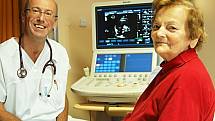 PRIMÁŘ KARDIOLOGIE Karlovarské krajské nemocnice MUDr. Michal Paďour a paní Alžběta Mlezivová ze Žlutic, které byl jako prvnímu pacientovi v karlovarské nemocnici implantován speciální přístroj kardioverter defibrilátor.