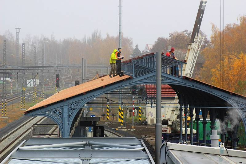 Přestože z původního karlovarského horního nádraží nezůstalo vůbec nic a staré objekty nahradila moderní budova, historii stanice trochu připomíná část původního zastřešení nástupiště.