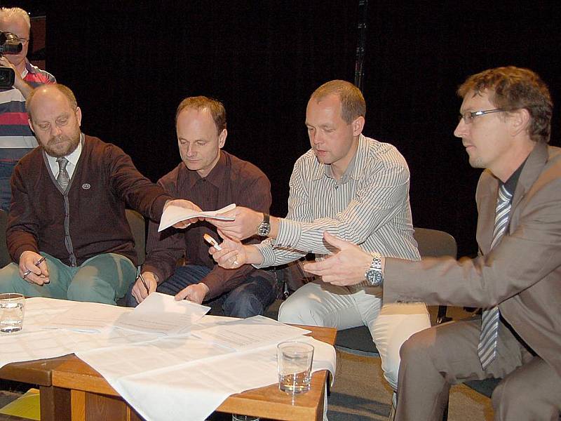 Lídři koalice K20. Zleva Jiří Kotek (ALTERNATIVA), Otmar Homolka (O co jim jde), Petr Kulhánek (KOA) a Michal Toufar (TOP 09).