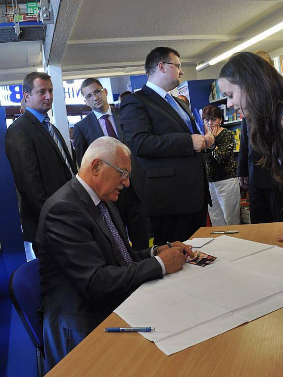 Autogramiádou zahájil prezident České republiky Václav Klaus návštěvu Karlovarského kraje