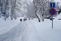 Na Božím Daru připadlo čtvrt metru sněhu a dál sněží, vjezd je stále zakázaný.