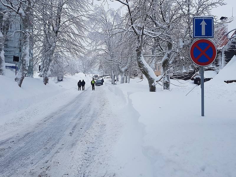 Na Božím Daru připadlo čtvrt metru sněhu a dál sněží, vjezd je stále zakázaný.