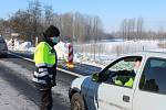 První den uzávěry okresů Cheb a Sokolov. Policisté kontrolují řidiče na D6 za obcí Hory.