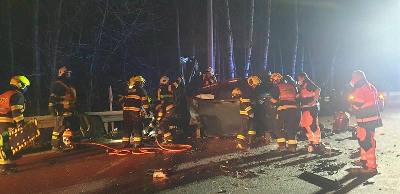 Tragická nehoda tří osobních aut mezi Bočí a Kláštercem nad Ohří.