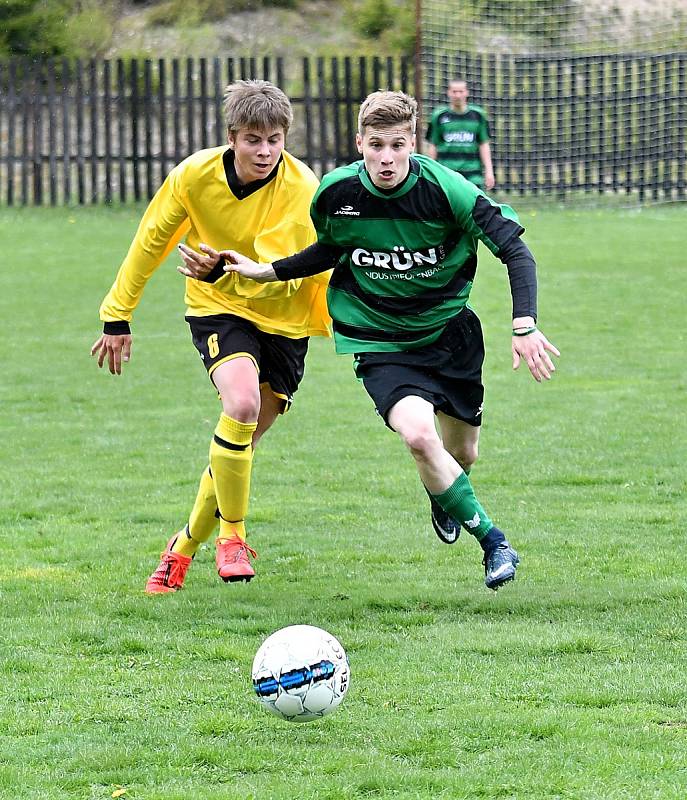 Dvě utkání během týdne odehrál Pernink (v pruhovaném), který nejdříve porazil Žlutice B 9:4, poté však nestačil na Nejdek B, se kterým padl 2:3.