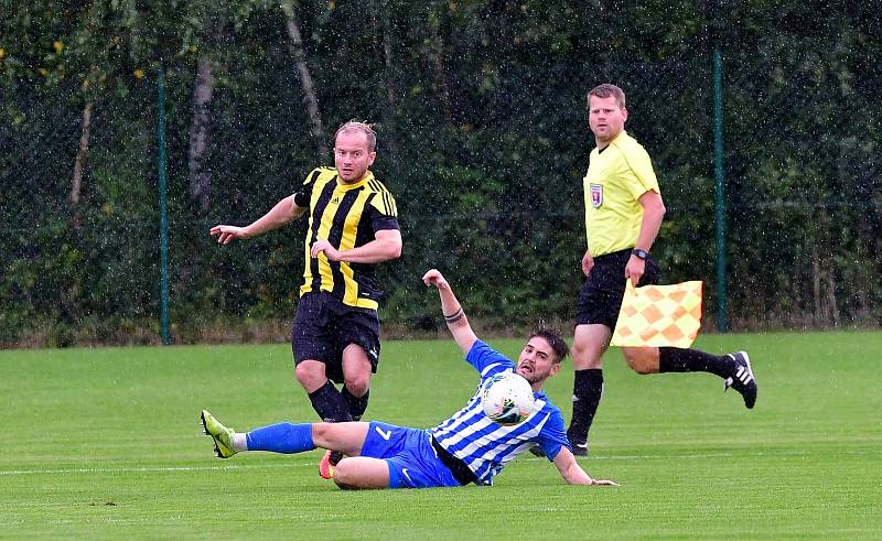 V nastaveném čase rozhodl brankou na 3:2 o výhře Březové v souboji s Ostrovem útočník David Vaněček.