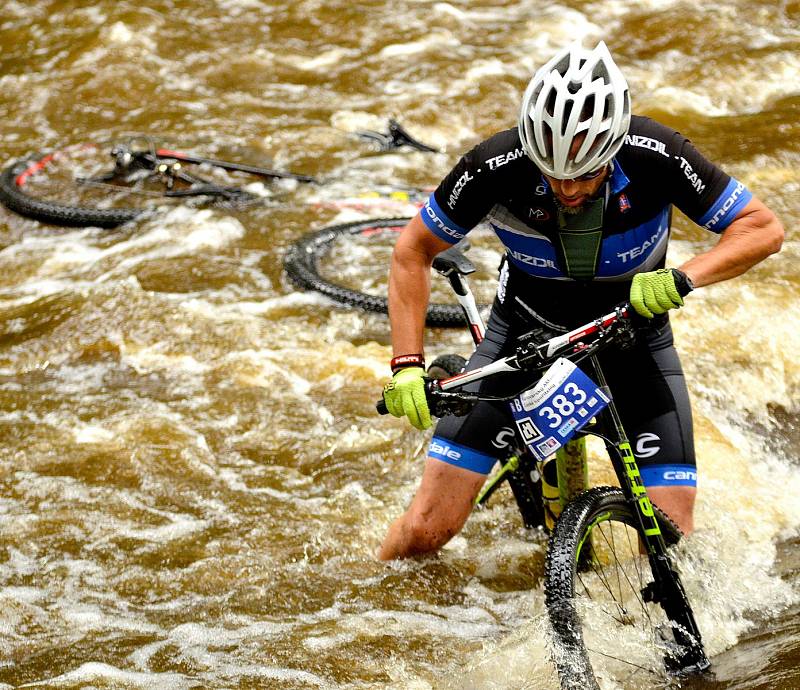 Nevyzpytatelný brod u tenisového areálu Gejzírpark nadělal v rámci 19. ročníku Karlovarského  AM bikemaratonu nejednomu bikerovi nemálo starostí, když někteří z nich se nedobrovolně vykoupali. Jak tomu bude letos?