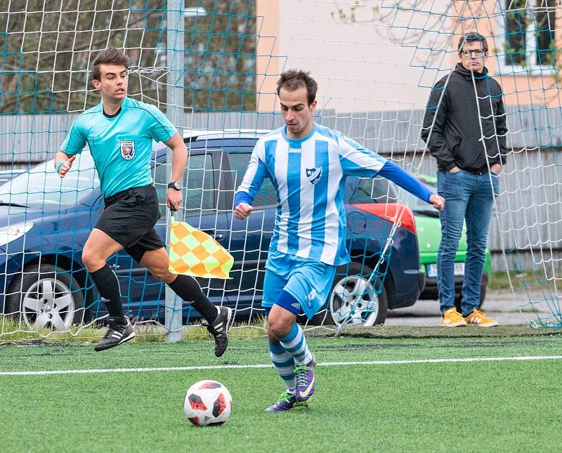 Chebská Hvězda porazila v semifinále Nejdek (v černém) 2:1 a postoupila tak do finále krajského poháru mužů KKFS.