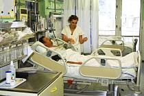 Karlovarská krajská nemocnice, slučující krajské nemocnice v Karlových Varech a Chebu, počítá v letošním roce se ztrátou 118 milionů korun. 